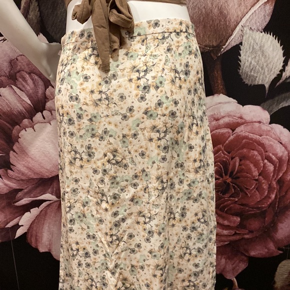 Beautiful Floral Skirt with Slit - Picture 4 of 5